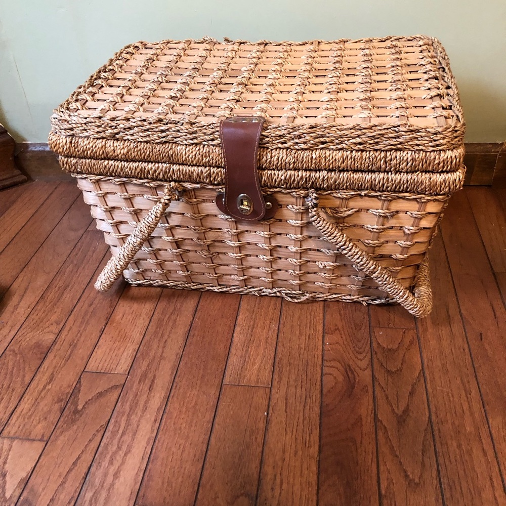 Like New Picnic Basket
